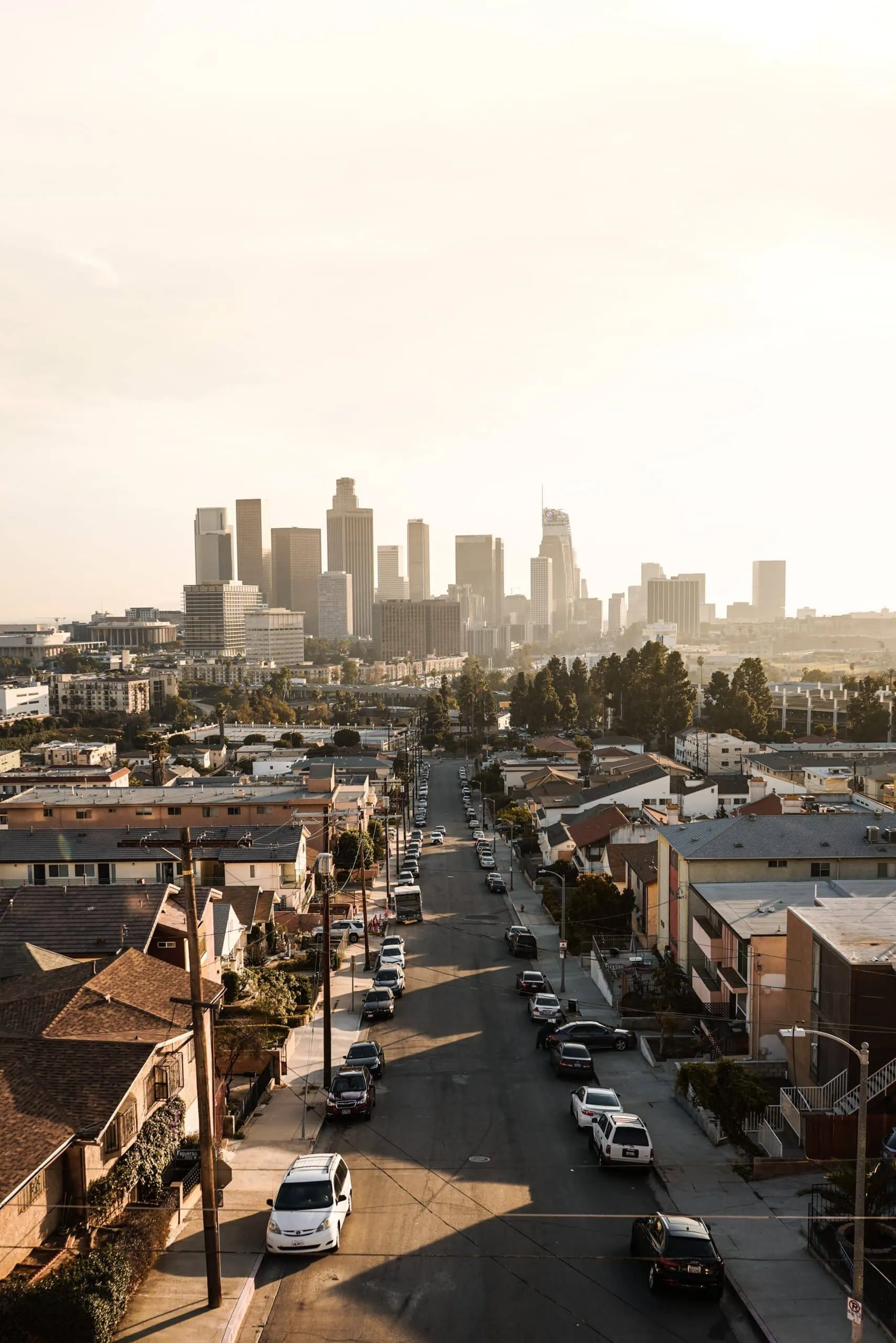 Neighborhood in Los Ángeles with businesses protected by security systems